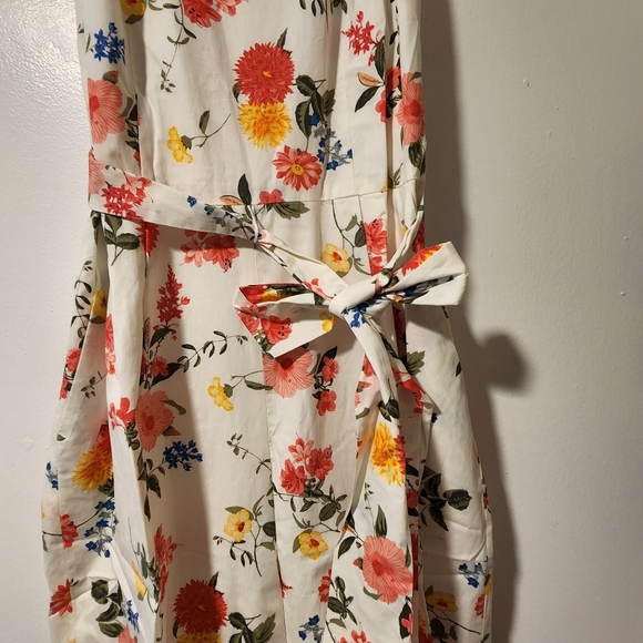 GAL MEETS GLAM Beverly Floral Romper - Picture 3 of 16